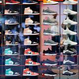 Sneaker verschiedener Schuhhersteller wie Nike stehen in einem Schaufenster.  (Foto: IMAGO / Future Image)