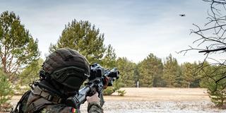Ein Soldat zielt bei einer Übung mit einem Gewehr auf eine Drohne (Foto: Bundeswehr/Bähr)