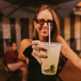 Eine Frau hält ein kaltes Getränk in der Hand (Foto: unsplash/ Fabio Alves)