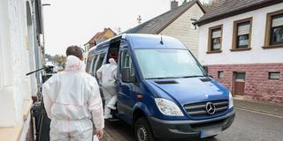 Mitarbeiter der Spurensicherung vor Ort in Oberbexbach. (Foto: Brandon Lee Posse)