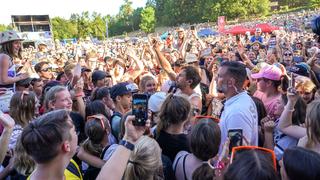 Max Giesinger mitten in den Fans beim SR Ferien Open Air St. Wendel (Foto: UNSERDING/Dirk Guldner)