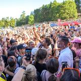 Max Giesinger mitten in den Fans beim SR Ferien Open Air St. Wendel (Foto: UNSERDING/Dirk Guldner)