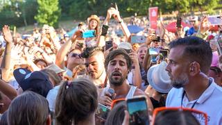 Max Giesinger mitten in den Fans beim SR Ferien Open Air St. Wendel (Foto: UNSERDING/Dirk Guldner)