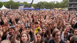 Fans beim Auftritt von Nico Santos beim SR Ferien Open Air in St. Wendel (Foto: Dirk Guldner)