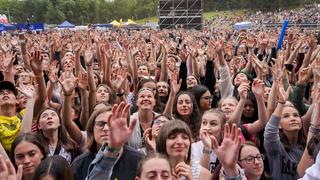 Fans beim Auftritt von Nico Santos beim SR Ferien Open Air in St. Wendel (Foto: Dirk Guldner)