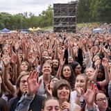 Fans beim Auftritt von Nico Santos beim SR Ferien Open Air in St. Wendel (Foto: Dirk Guldner)