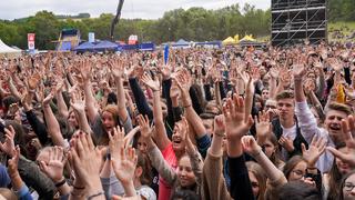 Fans beim Auftritt von Nico Santos beim SR Ferien Open Air in St. Wendel (Foto: Dirk Guldner)