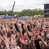 Fans beim Auftritt von Nico Santos beim SR Ferien Open Air in St. Wendel (Foto: Dirk Guldner)