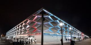 Stade de Luxembourg beleuchtet in den Landesfarben (Foto: IMAGO / Majerus)