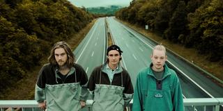 DIe drei Mitglieder der Band Storky Bones stehen auf einer Autobahnbrücke  (Foto: Storky Bones/Pressefoto)