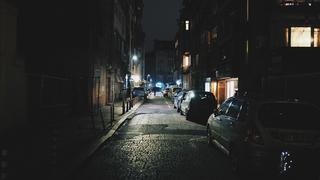Eine Straße in einer Stadt bei Nacht (Foto: pixabay.com)