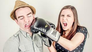 Ein Frau und ein Mann stellen einen Streit mit Boxhandschuhen dar (Foto: pixabay.com)