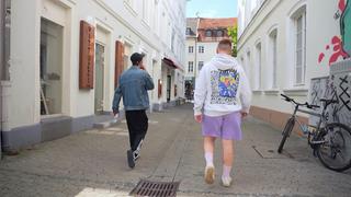 Rapper Der Benman (l.) und Manuel (r.) von "Subcouture" gehen durch die Saarbrücker Innenstadt (Foto: Subcouture/SR)