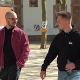 Manuel (r.) von "Subcouture" und Tattoo Artist Retro23 (l.) gehen mit einem Bier in der Hand durch Saarbrücken (Foto: Subcouture/SR)