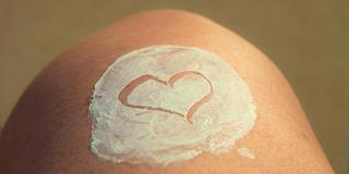 Sonnencreme auf einem Knie (Foto: pixabay.com)