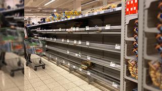 Leere Regale in einem Supermarkt (Foto: Elena Oberhauser)