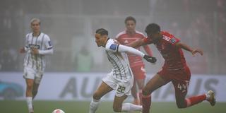 Younes Ebnoutalib (SV 07 Elversberg) im Zweikampf mit Elias Egouli (Fortuna Duesseldorf) (Foto: IMAGO / Eibner)