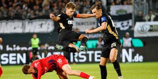 Wanner (1. FC Heidenheim, 10), Robin Fellhauer (SV Elversberg, 06) und Lukas Petkov (SV Elversberg, 25) im Kampf um den Ball ,  (Foto: IMAGO / Steinsiek.ch)
