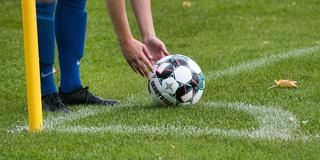 Fußball wird auf dem Eckpunkt platziert (Foto: pixabay/planet_fox)
