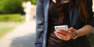 Frau mit Handy in der Hand  (Foto: Pixabay/ Pexels)