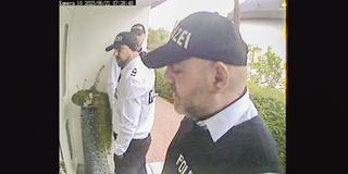 Falsche Polizisten vor einer Haustür, aus einer Videoaufnahmen von den Tätern  (Foto: Landespolizeipräsidium Saarland)