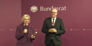 Die saarländische Ministerpräsidentin Anke Rehlinger übergibt den Staffelstab zur Bundesratspräsidentschaft an Bremens Bürgermeister Andreas Bovenschulte. (Foto: SR)