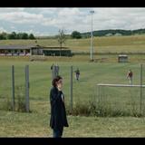 Eine Frau telefoniert, im Hintergrund ist ein Sportplatz zu sehen. (Foto: SR)
