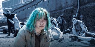 Szenenfoto aus dem SR-Tatort 'Die Kälte der Erde': Hools klären ihre Kämpfe unter sich, mittendrin: Alina Barthel (Bineta Hansen) (Foto: SR/Manuela Meyer)