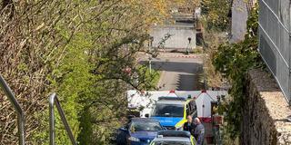 Ermittler untersuchen den Tatort nach den tödlichen Schüssen in Saarbrücken-Herrensohr (Foto: Pasquale D'Angiolillo / SR)