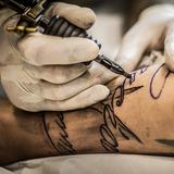 Ein Tätowierer beim Stechen eines Tattoos (Foto: pixabay/ilovetattoos)