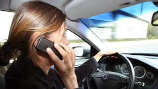 eine Frau telefoniert während des Autofahrens mit einem Handy (Foto: dpa)
