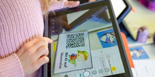 Eine Schülerin lernt mithilfe des KI Chatbot „Telli“ an einem Tablet in der Klasse (Foto: SR)