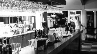Schwarz-Weiß Aufnahme einer Bar.  (Foto: pixabay/Ichigo121212)
