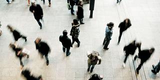 Menschen gehen über einen Platz (Foto: unsplash / Timon Studler)