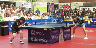 Fan Zhendong (l.) schlägt gegen Filip Zeljko auf (Foto: SR)