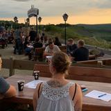 Gäste bei der Tropical Mountain Sunset Session auf der Alm in Landsweiler-Reden (Foto: UNSERDING/Shanna Grosse)
