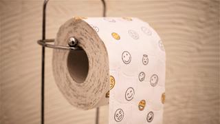 Halter mit einer Rolle Toilettenpapier voller Smileys (Foto: Pixabay/Carola68)