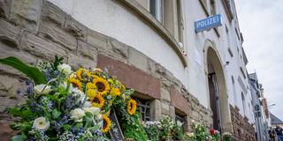 Ein Meer aus Blumen und Kerzen liegt vor der Polizeiinspektion Völklingen (Foto: IMAGO / BeckerBredel)