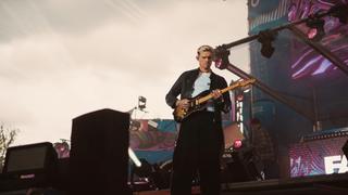Fast Boy spielt Gitarre auf der Bühne. (Foto: SR UNSERDING)