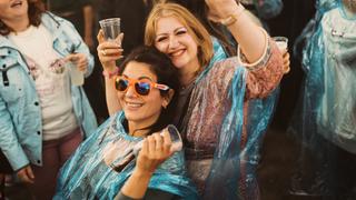Zwei Frauen tanzen in ihren Regenponchos (Foto: SR UNSERDING)