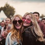Zwei Mädels mit Sonnenbrille smilen in die Kamera. (Foto: SR UNSERDING)
