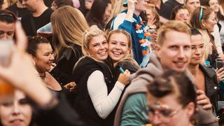 Zwei Mädels stehen in der Menschenmenge und lachen zur Kamera (Foto: SR UNSERDING)