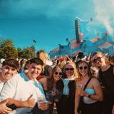 Gruppenbild vo der Bühne (Foto: UNSERDING)
