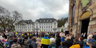 Teilnehmer einer Gedenkveranstaltung zum vierten Jahrestag des Ukraine-Krieges vor der Ludwigskirche in Saarbrücken. (Foto: Aaron Klein / SR)