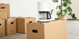 Umzugskisten stehen in einem Raum (Foto: imago images / Westend61)