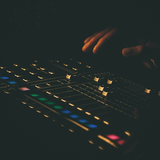 Ein DJ Pult (Foto: unsplash/Joseph Pearson)