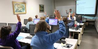 Lehrer unterrichtet in einem Klassenzimmer (Foto: Pixabay/ dschap)