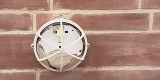 Vandalismus in Saarwellingen. Eine zertrümmerte Außenbeleuchtung (Foto: SR)