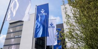 Das Firmenlogo der Vetter GmbH vor der Unternehmenszentrale in Ravensburg (Foto: Vetter GmbH)