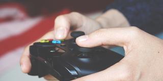 Person hält Controller in der Hand (Foto: pixabay/superanton)